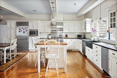 This Arts & Crafts-inspired Colonial located in the tranquil - photo 11