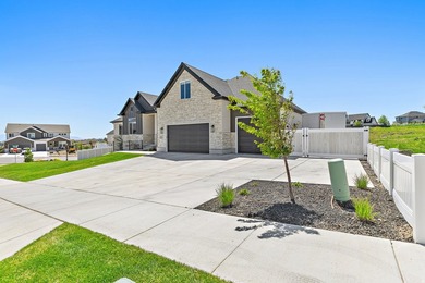 Welcome to this beautiful, fully finished home in the heart of - photo 3