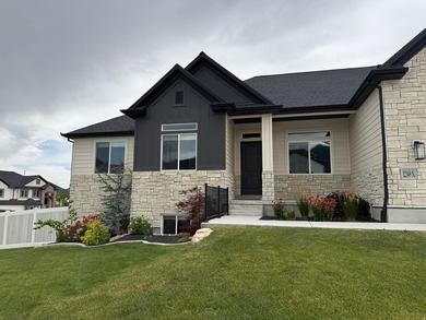 Welcome to this beautiful, fully finished home in the heart of - photo 5