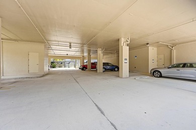 Fully Updated Penthouse-Level Residence beautifully updated - photo 39