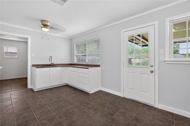 Welcome to this delightful 4-bedroom, 2-bathroom home boasting - photo 11