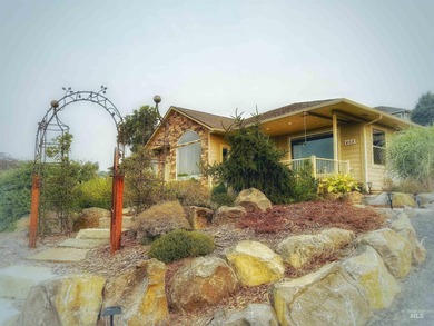 (private lake, pond, creek) Home Sale Pending in Lewiston Idaho