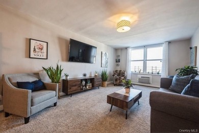 Welcome to the stunning Valerie Arms Building, located in the - photo 1