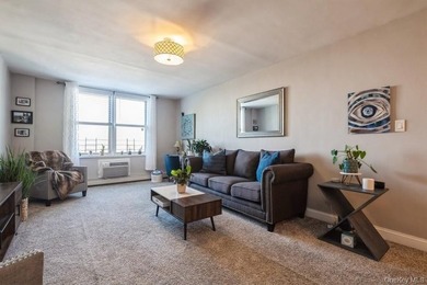 Welcome to the stunning Valerie Arms Building, located in the - photo 3