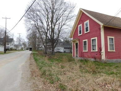 3 Bedroom Farmhouse with newer kitchen. Home has a large living - photo 3
