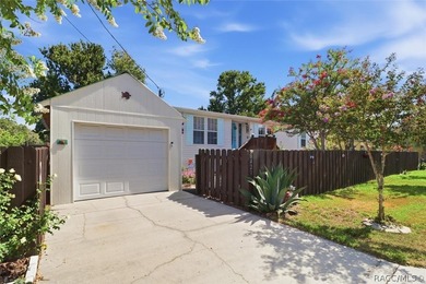 Welcome to 8421 W. Scott Court in beautiful Chassahowitzka, a - photo 2