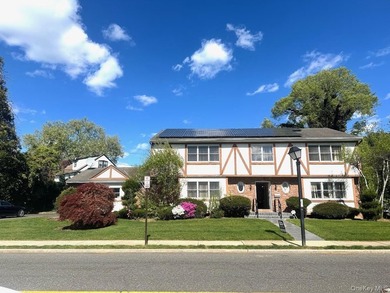 LARGE HOME ON A HUGE LOT SIZE!!!!!!! Beautiful brick Colonial - photo 1