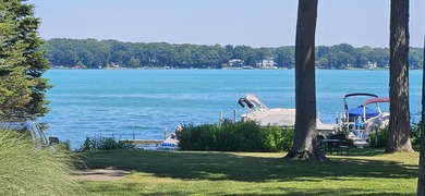 Lovely-One Owner Custom Home placed in the private and ever - photo 2