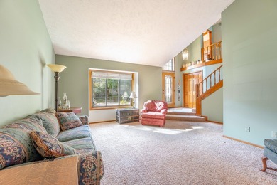 Lovely-One Owner Custom Home placed in the private and ever - photo 3