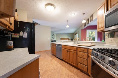 Lovely-One Owner Custom Home placed in the private and ever - photo 5