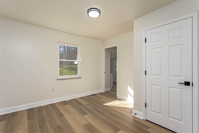Welcome to this stunning, completely renovated 4-bedroom - photo 18
