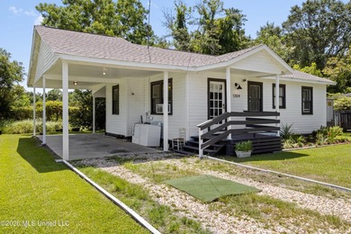 This cute Pascagoula cottage is close to the beach, parks, and - photo 3