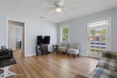 This cute Pascagoula cottage is close to the beach, parks, and - photo 6