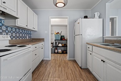 This cute Pascagoula cottage is close to the beach, parks, and - photo 9