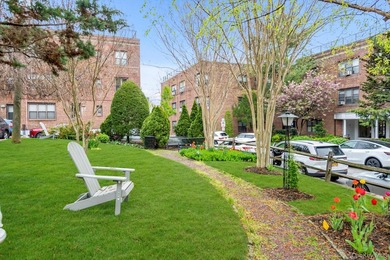 Prime Great Neck Location! Move right into this beautifully - photo 17