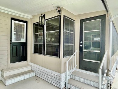 Beautiful RARE 3 BEDROOM home. 1792 SqFt. Gorgeously remodeled! - photo 4