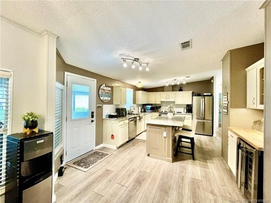 Beautiful RARE 3 BEDROOM home. 1792 SqFt. Gorgeously remodeled! - photo 7