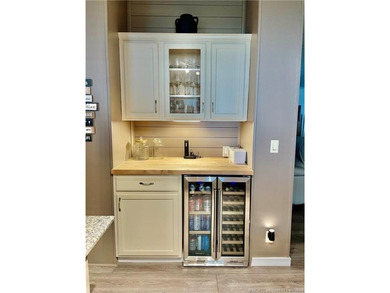 Beautiful RARE 3 BEDROOM home. 1792 SqFt. Gorgeously remodeled! - photo 9