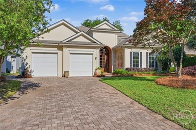 Centrally located in desirable Oakridge, this meticulously - photo 1