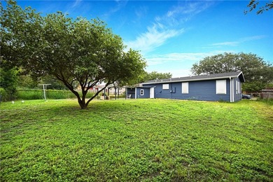 Welcome Home! Clean, simple, and move-in ready, this 3-bedroom - photo 13