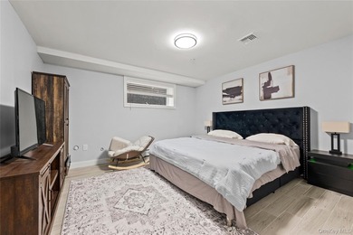 Welcome to this beautifully maintained, newly built home (2023) - photo 27