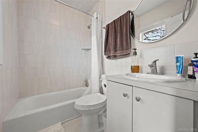 Welcome to this beautifully maintained, newly built home (2023) - photo 29