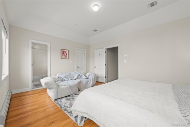Welcome to this beautifully maintained, newly built home (2023) - photo 32