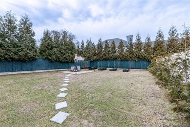 Welcome to this beautifully maintained, newly built home (2023) - photo 49