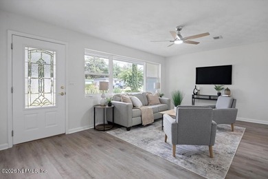 Welcome home to this inviting 3-bedroom, 2-bath pool home - photo 4