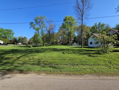 Lake Lot Sale Pending in Lake Holiday, Illinois