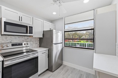 Spacious 2-bedroom, 2-bath condo in the heart of Davie! Ideally - photo 4