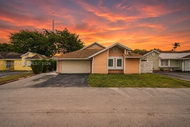 Spacious 4-bedroom, 2-bath home in the desirable Royal Glen - photo 1