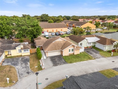 Spacious 4-bedroom, 2-bath home in the desirable Royal Glen - photo 3