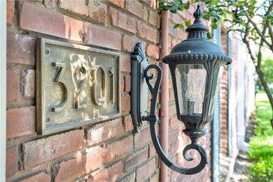 St. Charles Avenue Condo with In-Unit Laundry, Pool, and - photo 3