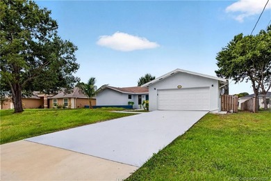 Welcome Home! Beautiful 3 Bedroom 2 Bath + large Den/Flex Space - photo 4