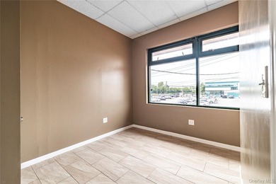 Prime Location! Across From Motor Vehicle Dept and JFK, 4,620 - photo 18