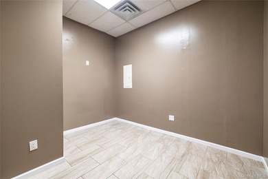 Prime Location! Across From Motor Vehicle Dept and JFK, 4,620 - photo 21