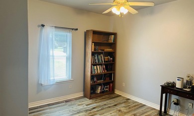 Welcome home to this well-maintained 3-bedroom, 2-bath home - photo 8