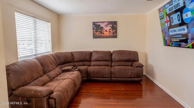 Welcome to this spacious, well-maintained home offering comfort - photo 4