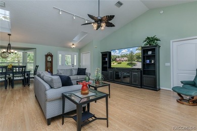 WELL APPOINTED AND BEAUTIFULLY MAINTAINED 3/2/2 POOL HOME on .32 - photo 9