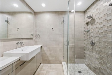 Remodeled 4BR, 4.5BA ground-floor end-unit incl. 1/1 guest suite - photo 42