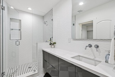Remodeled 4BR, 4.5BA ground-floor end-unit incl. 1/1 guest suite - photo 50