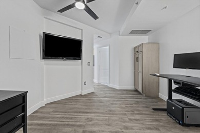Perfectly located in the heart of West Palm Beach, this stylish - photo 17