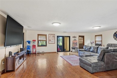Location! Location! Location! Fantastic Opportunity To Live In - photo 9