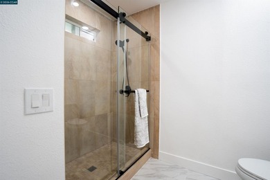 WOW! HUGE PRICE REDUCTION - Fully renovated and perfectly - photo 12