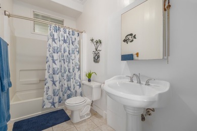 This classic Hawaiian plantation home overlooking Laupahoehoe - photo 13