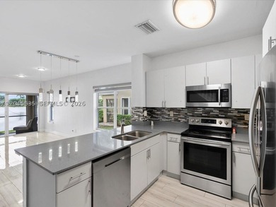 Beautiful lakefront corner-unit townhouse featuring 3 bedrooms - photo 15