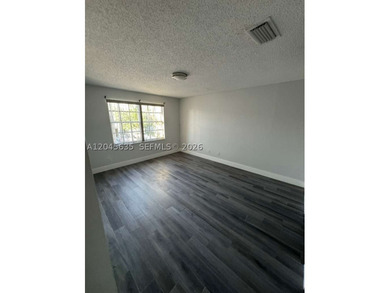 Beautiful lakefront corner-unit townhouse featuring 3 bedrooms - photo 17