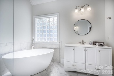 Beautifully Remodeled 4BR/3BA Home in Highly Sought-After - photo 19