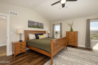 This stunning 4-bed, 3-bath mountain retreat combines luxury - photo 24